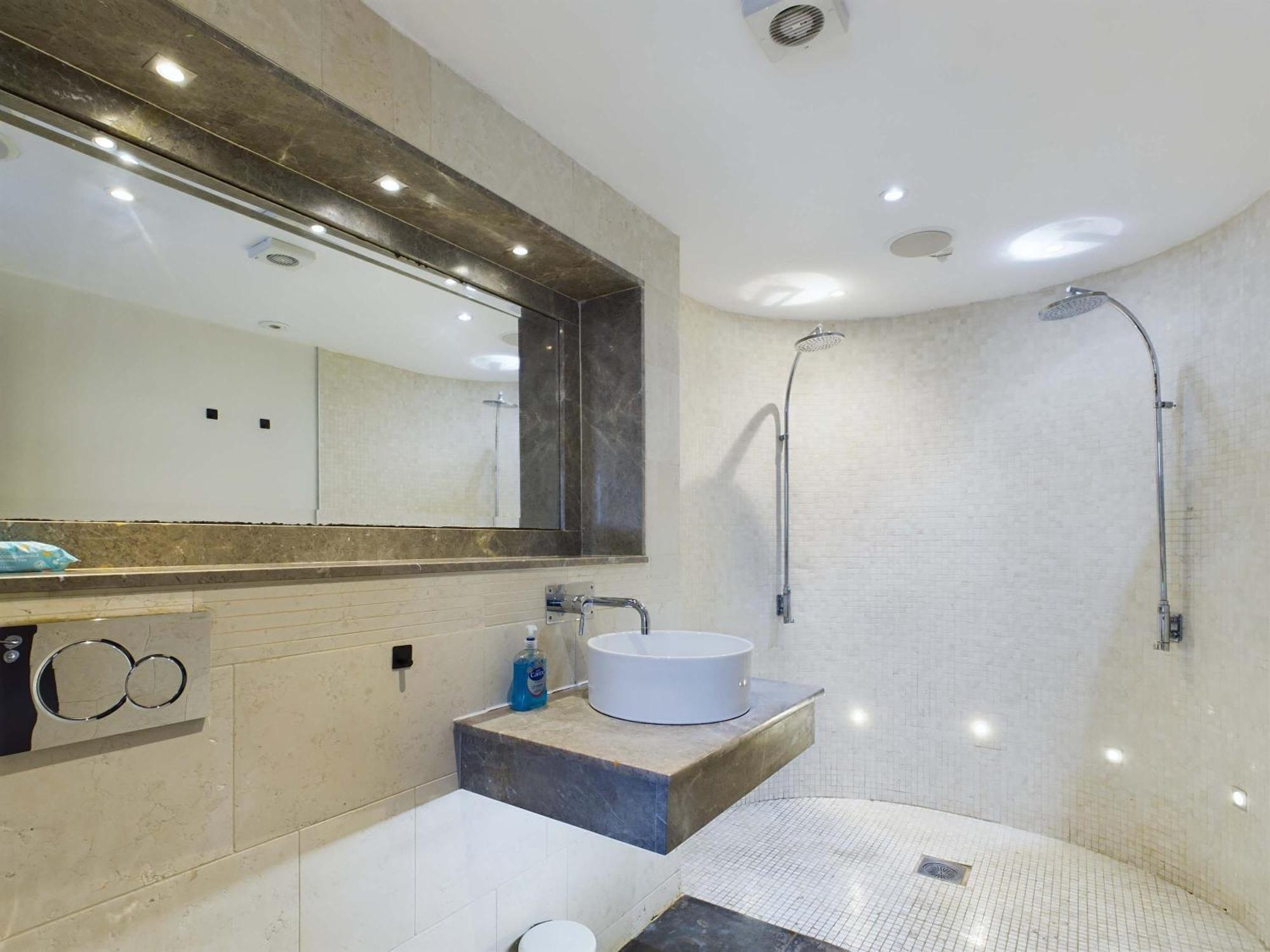 Luxurious 3 Bedroom In Белфаст