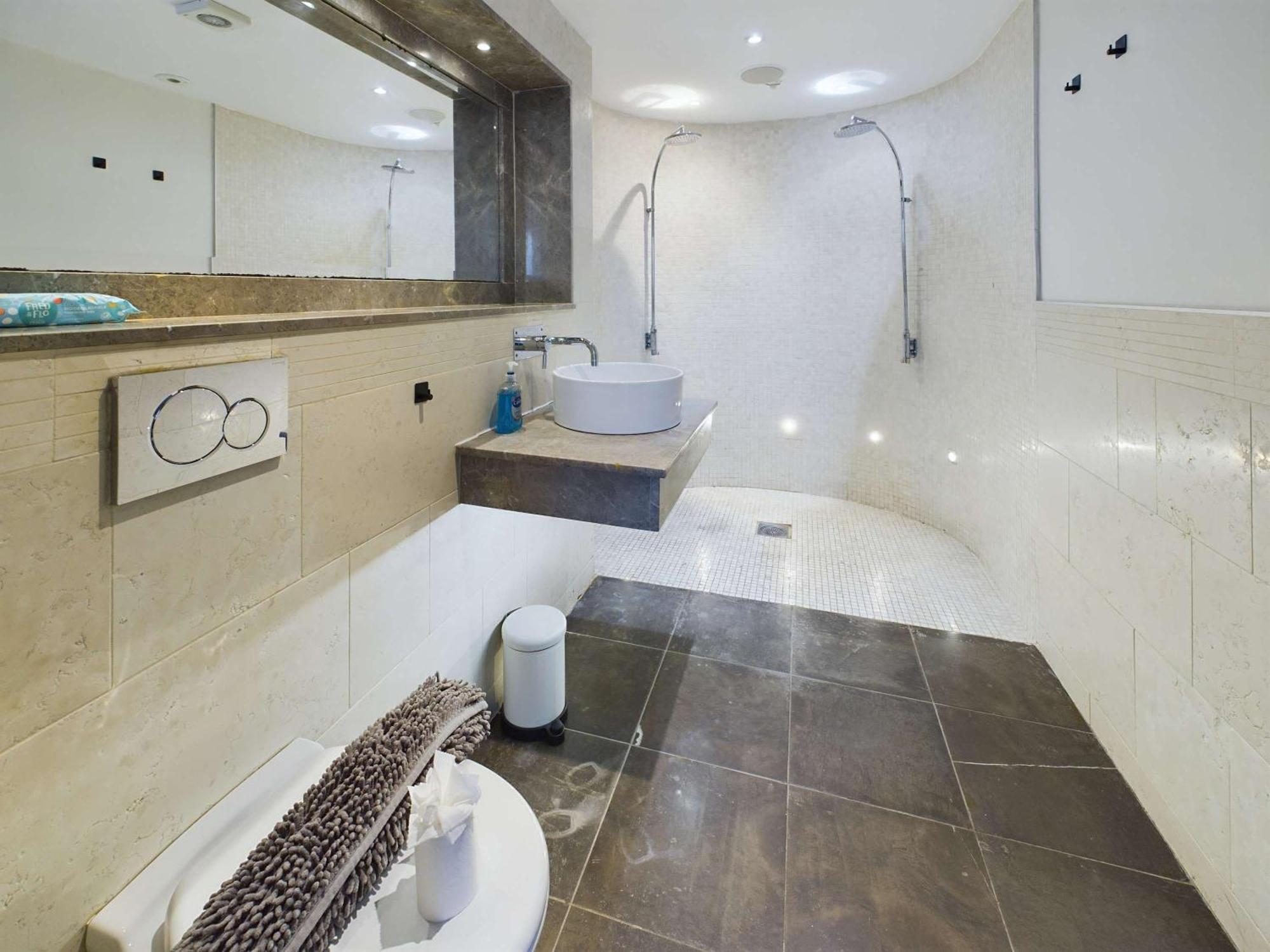 Апартаменты Luxurious 3 Bedroom In *