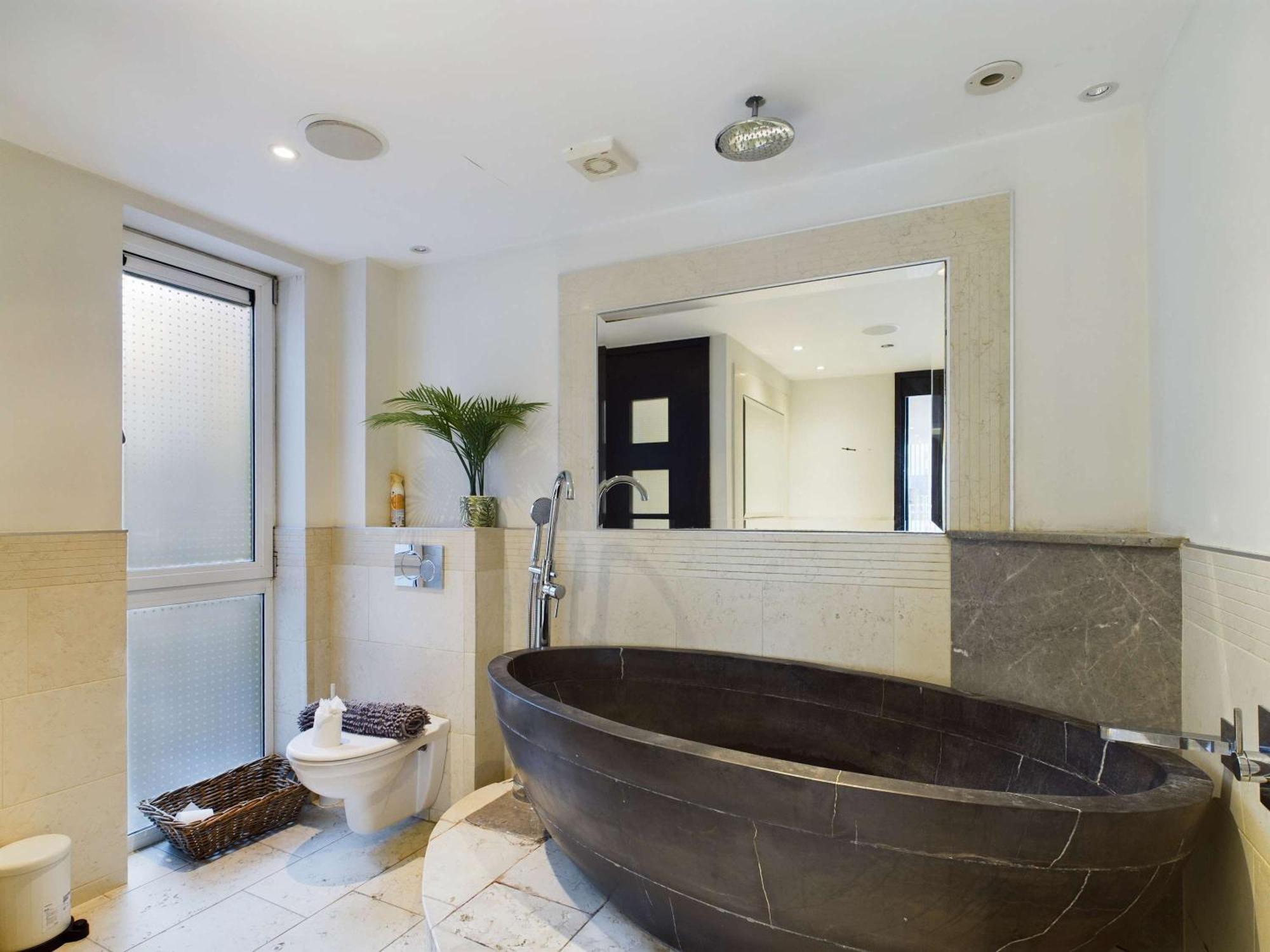 Апартаменты Luxurious 3 Bedroom In *